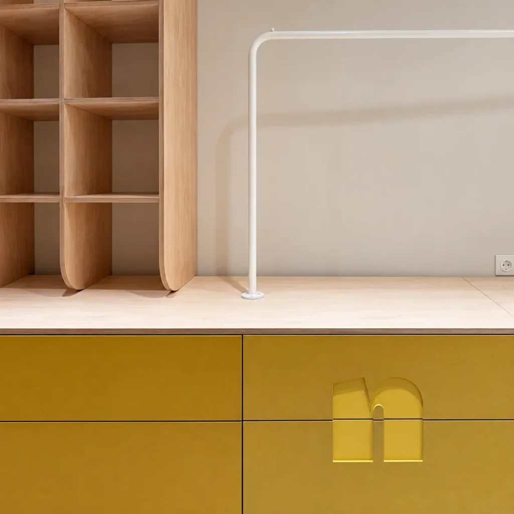 agencement-boutique-mobilier-presentoir-bois-var