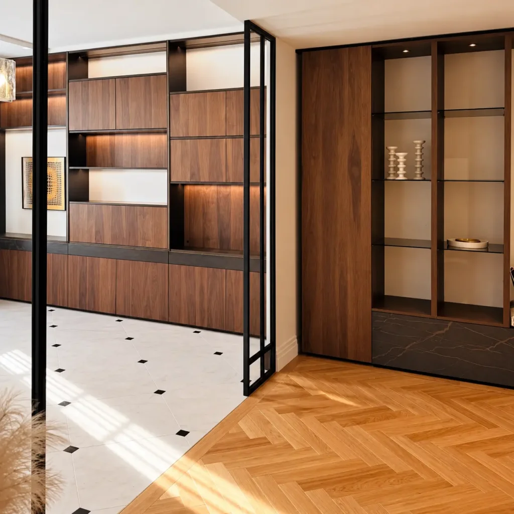 Agencement sur-mesure d'un bureau bibliothèque de luxe avec finitions bois, étagères en verre et paroi vitrée, réalisé par l'Atelier Rodolphe Castellani dans le Var.