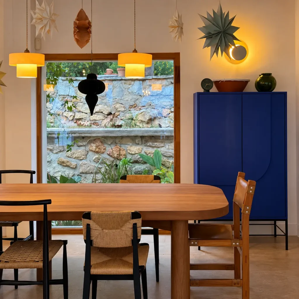 Buffet sur-mesure bleu cobalt et table à manger en bois massif créés pour un aménagement intérieur dans le Var.