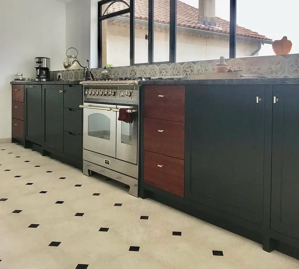 cuisine-artisanale-bois-noir-piano-cuisson-var
