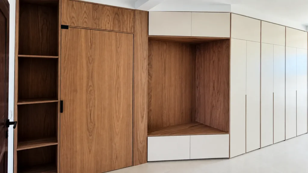 Dressing d'entrée sur-mesure combinant rangement en bois, niche d'assise et placards suspendus réalisés à La Farlède.